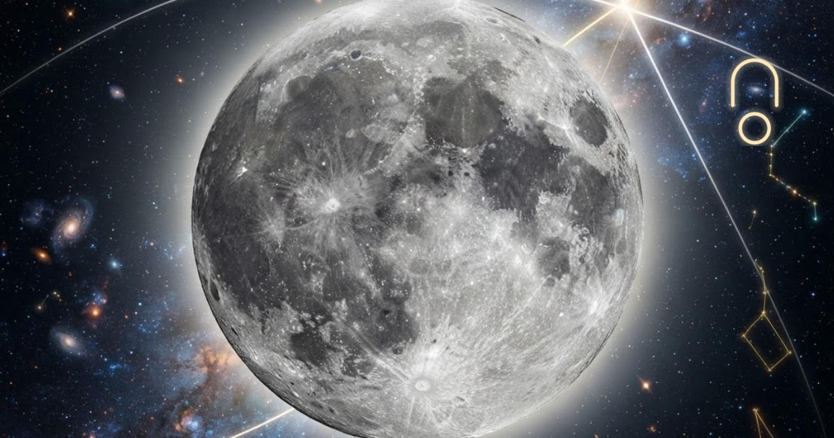 Der Mond als große, plastisch leuchtende silberne Kugel, darüber zwei sich kreuzende leuchtende Bahnlinien, das Symbol ☊ dezent in die Sterne graviert